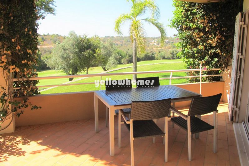 Espaçoso apartamento T2 sito num empreendimento de golfe perto do Carvoeiro